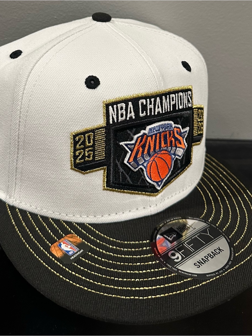 New Era New York Knicks White, Black & Gold NBA Champions Snapback 2025-2026
